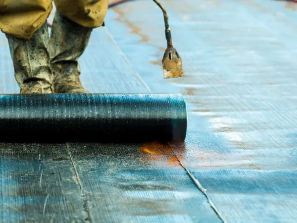 Aplicación de lámina impermeable con soplete en una cubierta